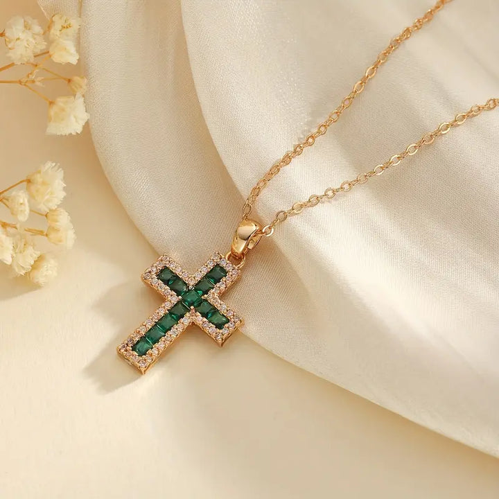 Colar com Pingente de Cruz de Esmeralda Elegante