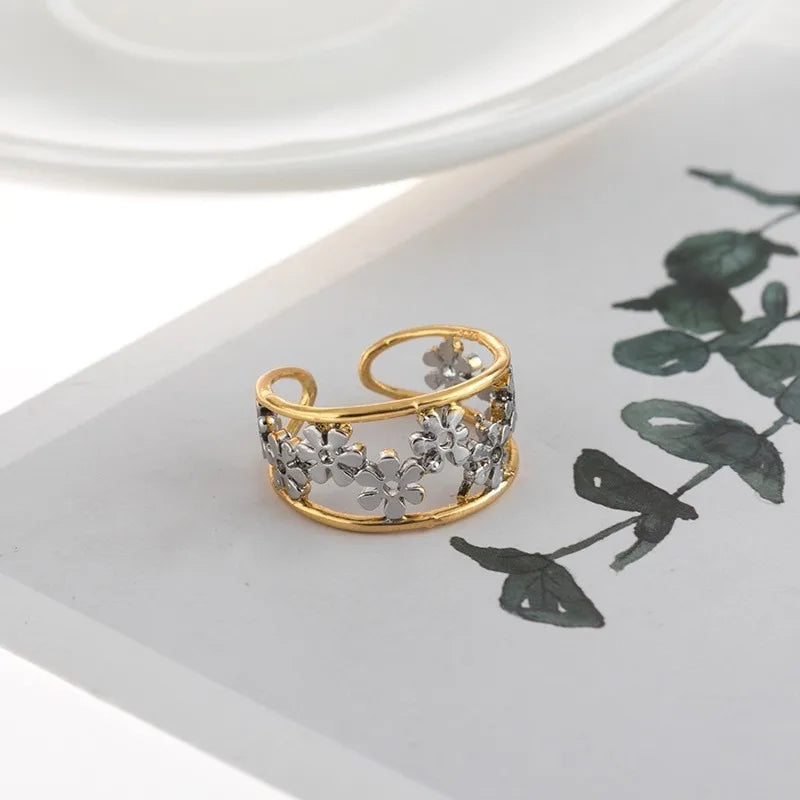 Anel Dourado Floral em Camadas