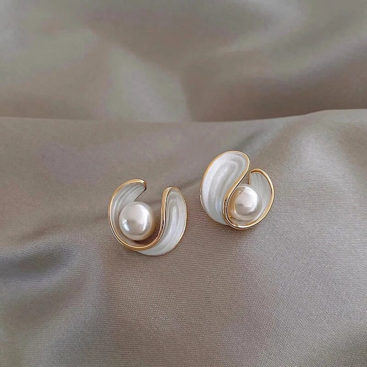 Brincos de Opala Branca Luxuosa com Pérolas em Ouro