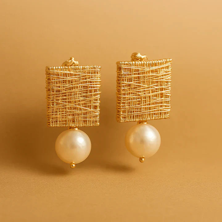 Brincos de Pérola com Fio Dourado Elegante