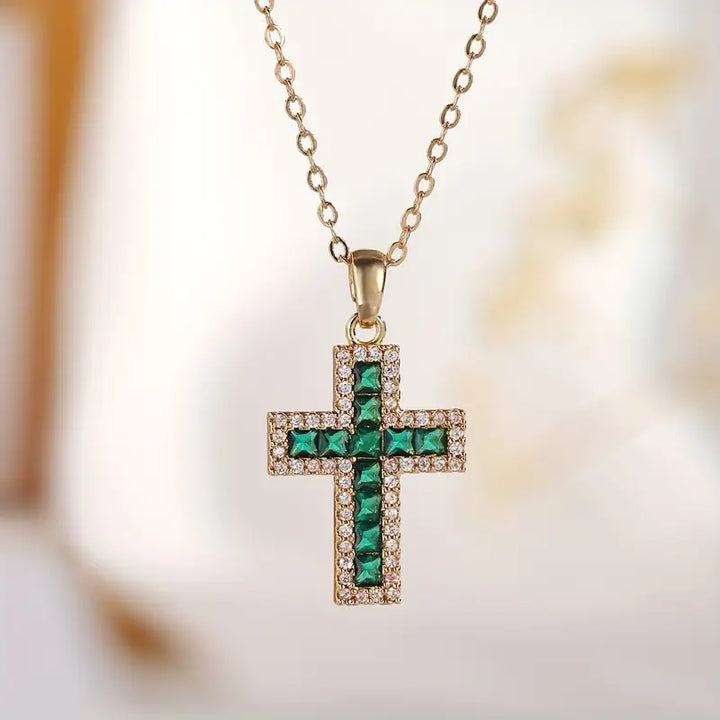 Colar com Pingente de Cruz de Esmeralda Elegante