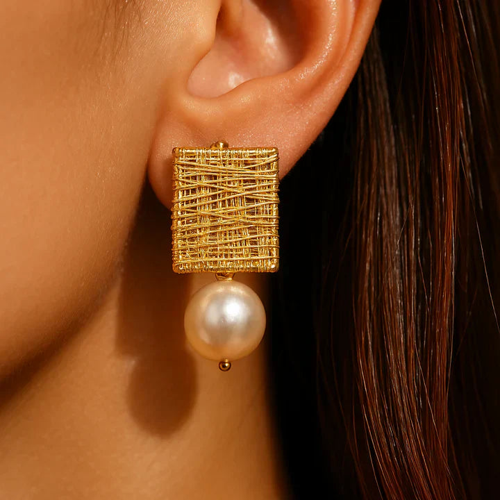 Brincos de Pérola com Fio Dourado Elegante