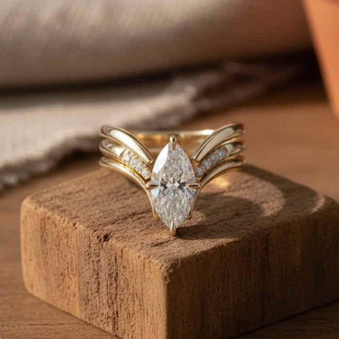 Anel Coroa com Pingente de Ouro Elegante