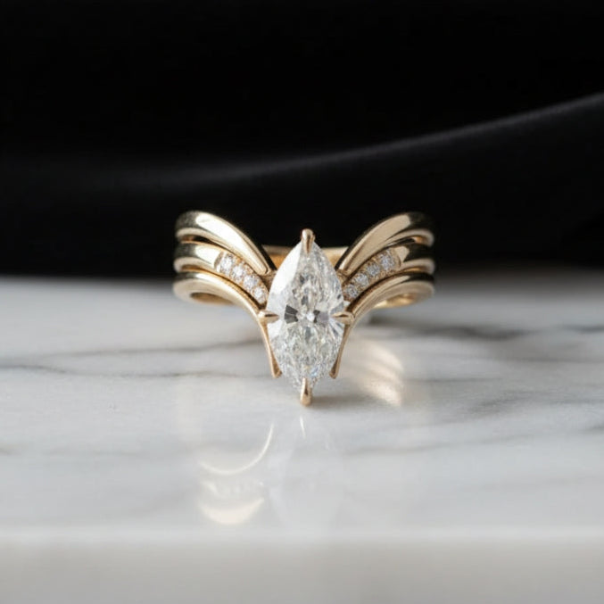Anel Coroa com Pingente de Ouro Elegante