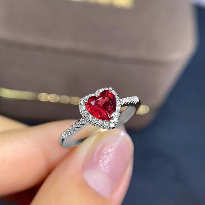 Anel Elegante de Rubi em Ouro Branco