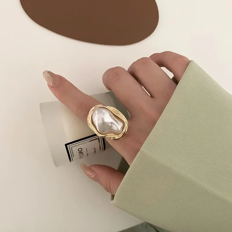 Anéis de Ouro Modernos com Diferentes Designs