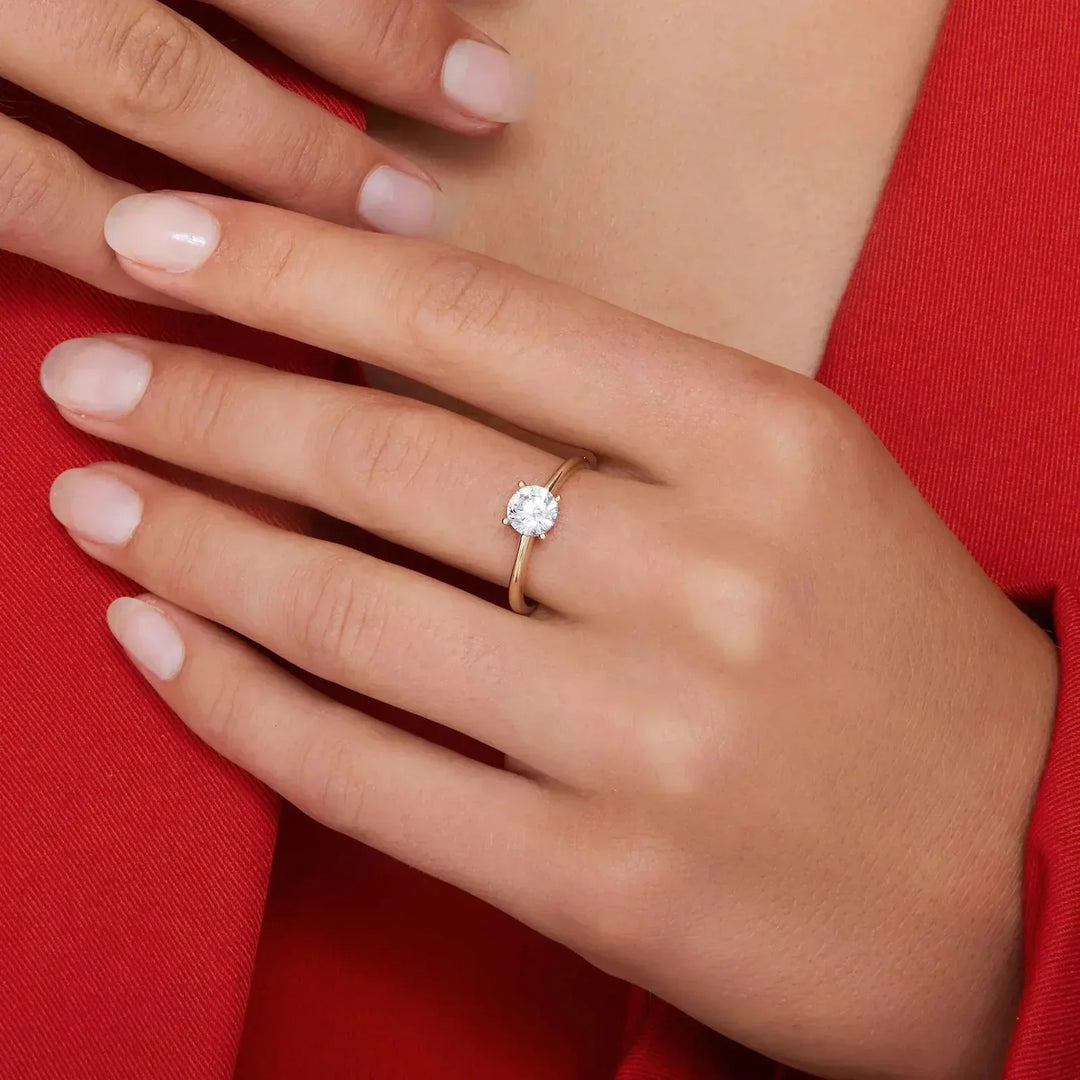 Anel Clássico de Diamante Dourado