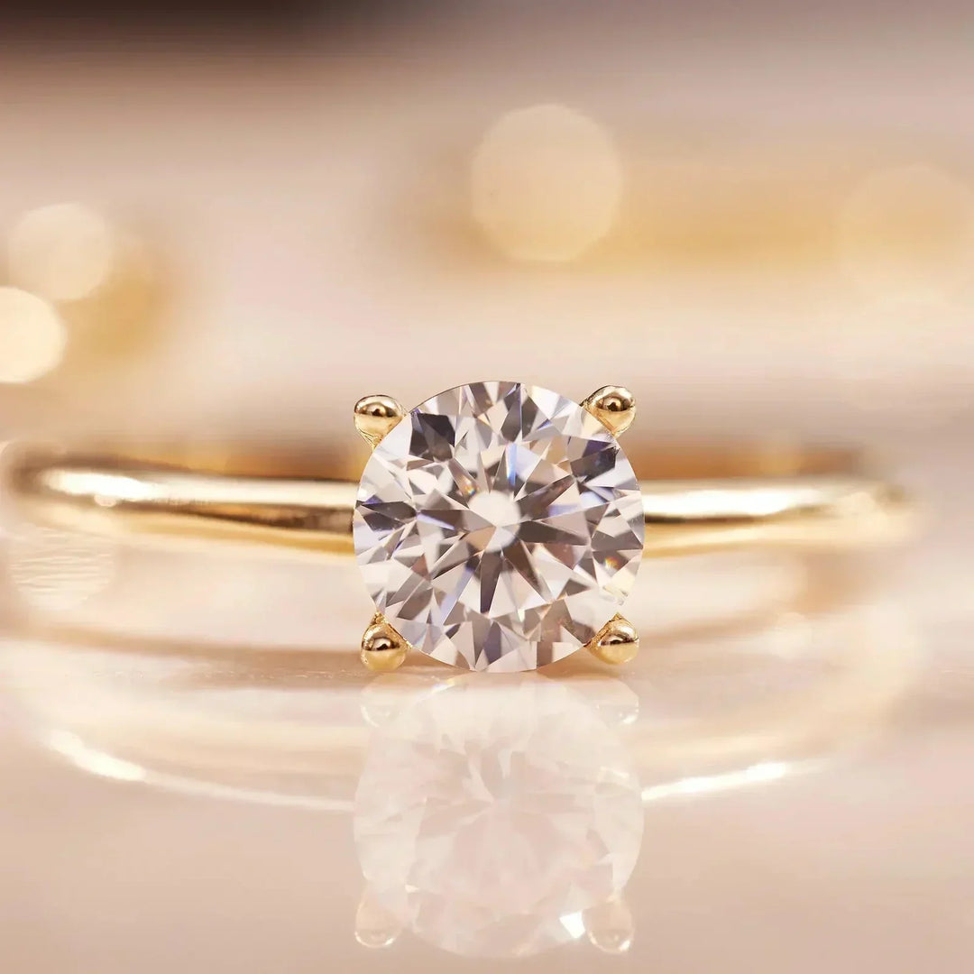 Anel Clássico de Diamante Dourado