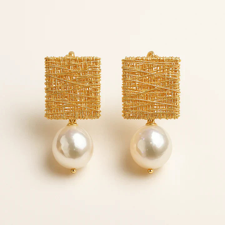 Brincos de Pérola com Fio Dourado Elegante