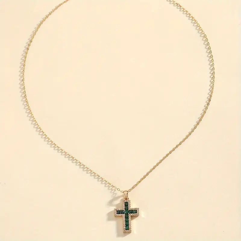 Colar com Pingente de Cruz de Esmeralda Elegante