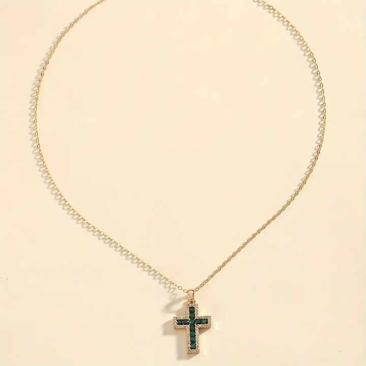 Colar com Pingente de Cruz de Esmeralda Elegante
