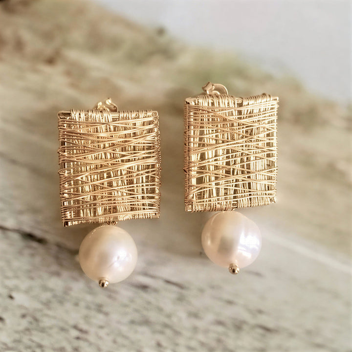 Brincos de Pérola com Fio Dourado Elegante