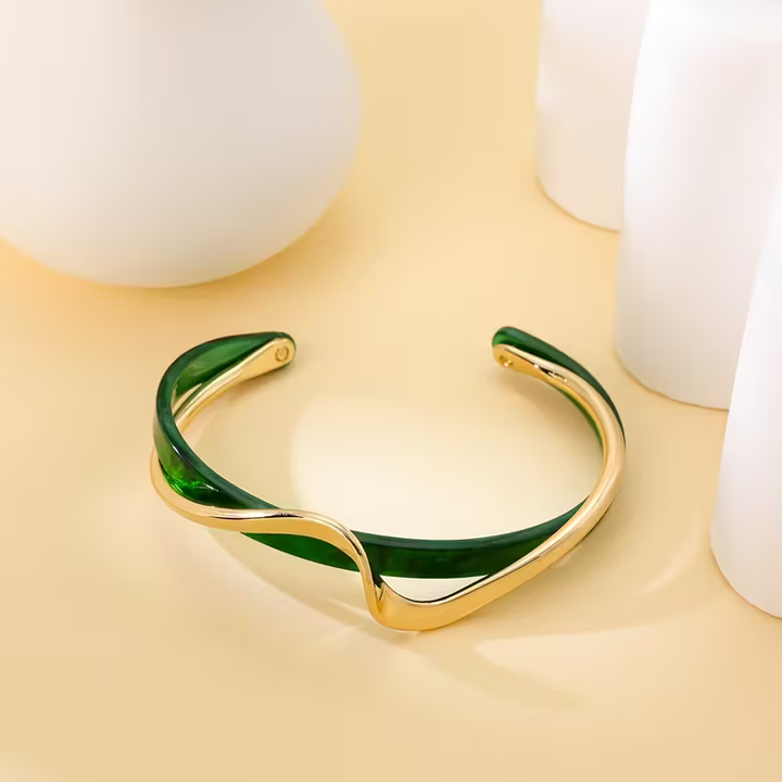 Pulseira Elegante de Ouro e Esmeralda em Forma de Onda