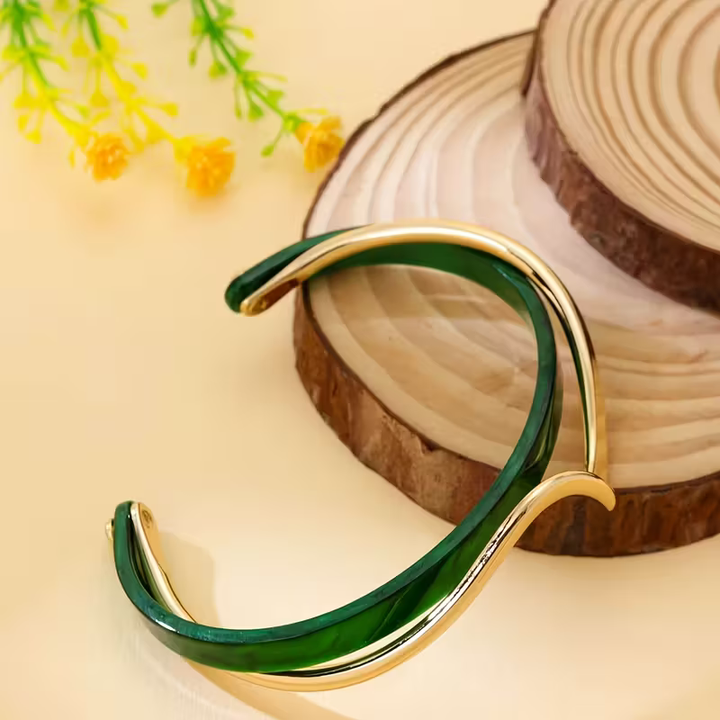 Pulseira Elegante de Ouro e Esmeralda em Forma de Onda