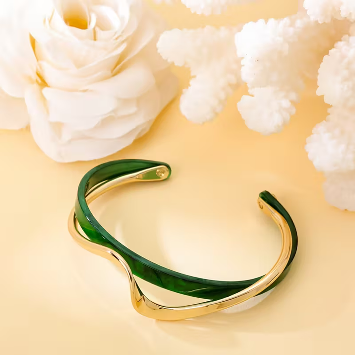 Pulseira Elegante de Ouro e Esmeralda em Forma de Onda