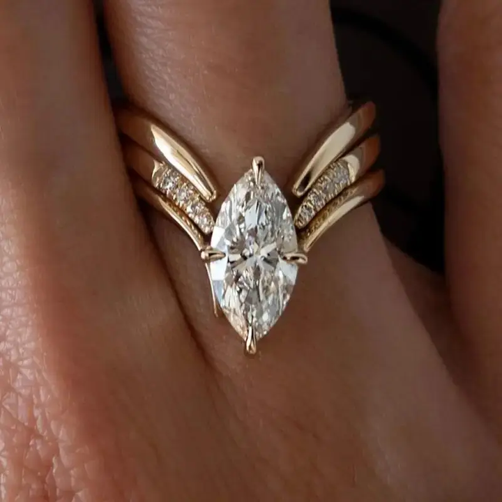 Anel Coroa com Pingente de Ouro Elegante