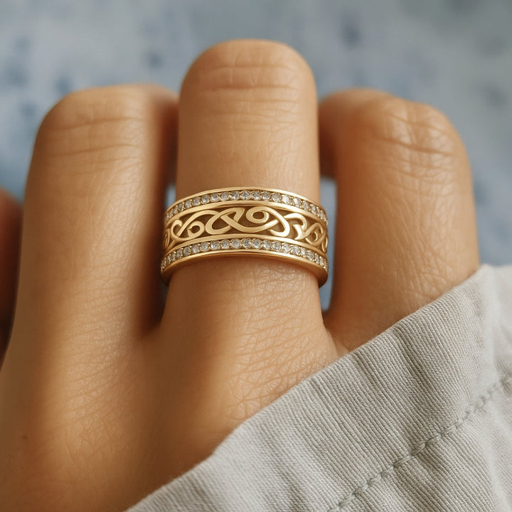 Anel Dourado Elegante Torcido