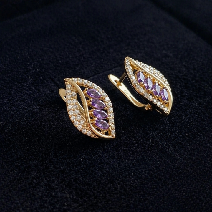 Brincos de Rosa Dourada com Plumas Violetas Elegantes