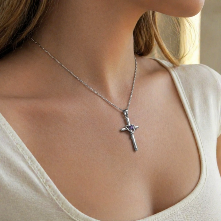Colar de Cruz Elegante em Ouro Branco com Ametista