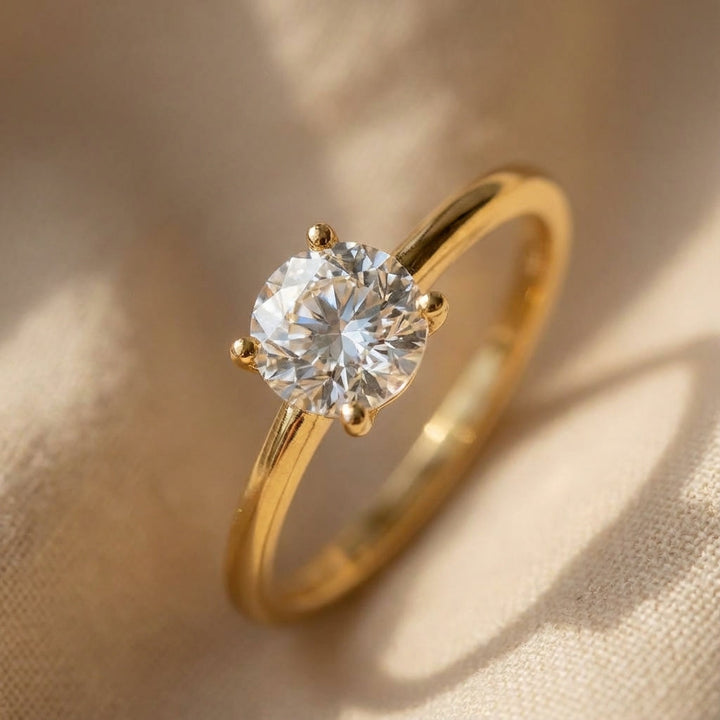 Anel Clássico de Diamante Dourado