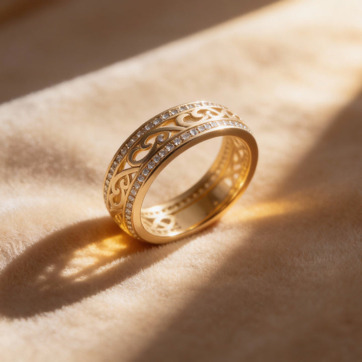 Anel Dourado Elegante Torcido