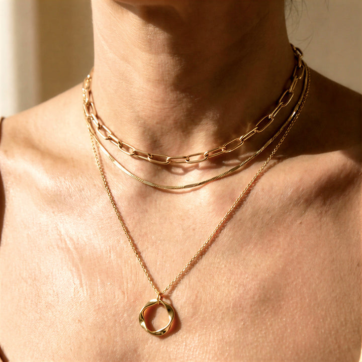 Colar Dourado Sutil de Três Camadas