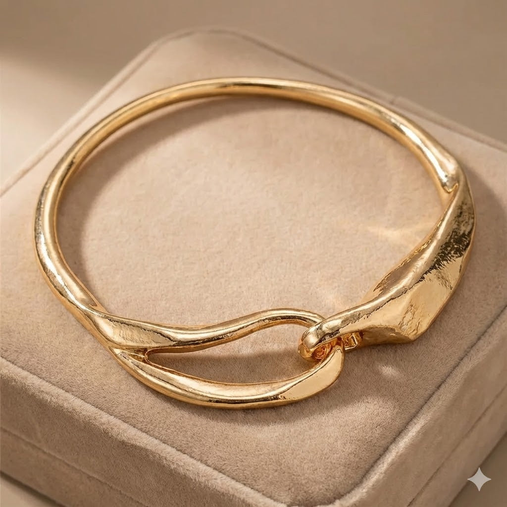 Colar de Ouro Artístico com Design Assimétrico