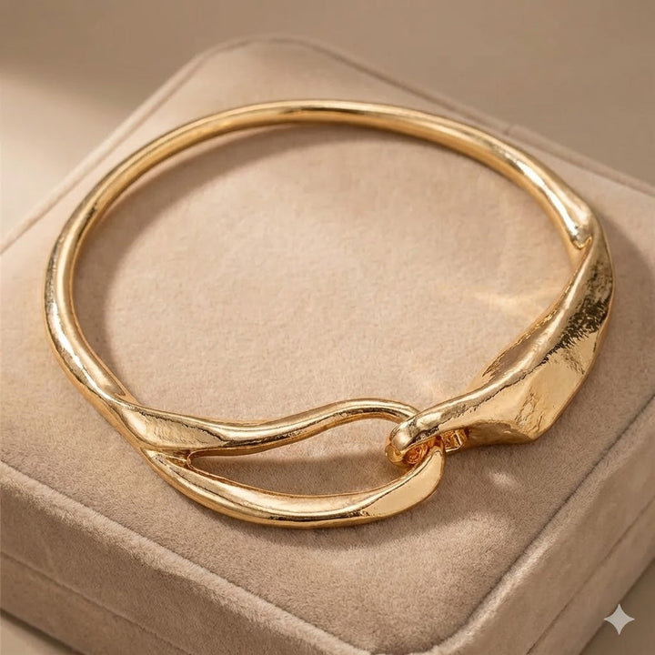 Colar de Ouro Artístico com Design Assimétrico