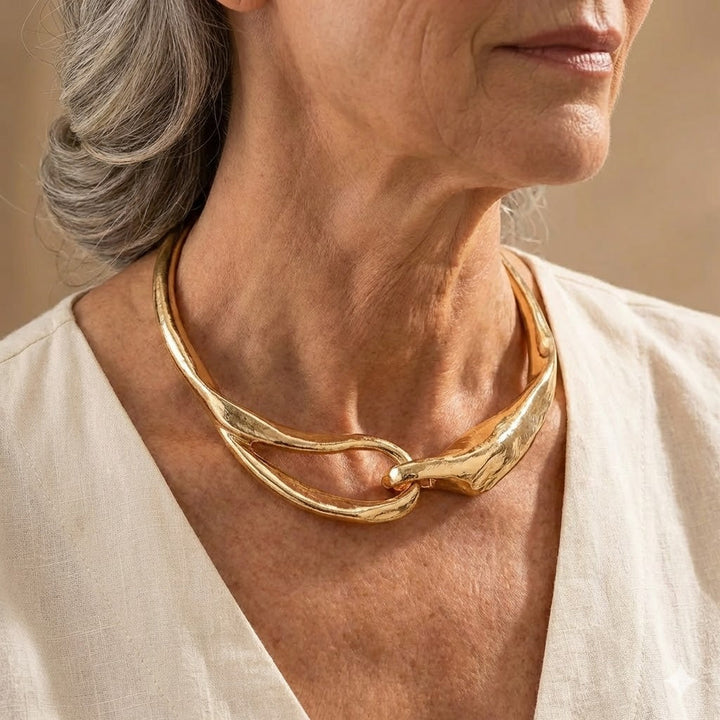 Colar de Ouro Artístico com Design Assimétrico