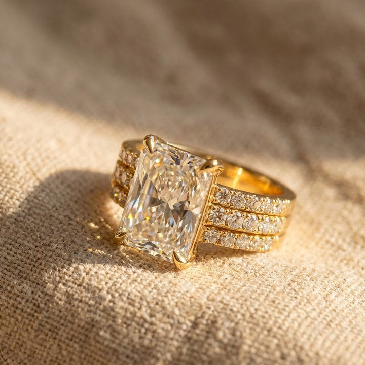 Anel de Ouro Luxuoso e Elegante