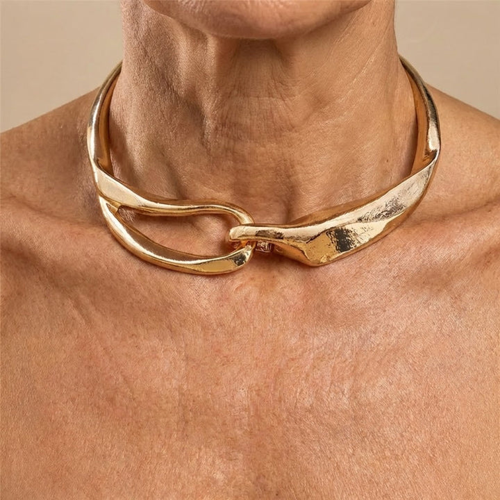 Colar de Ouro Artístico com Design Assimétrico